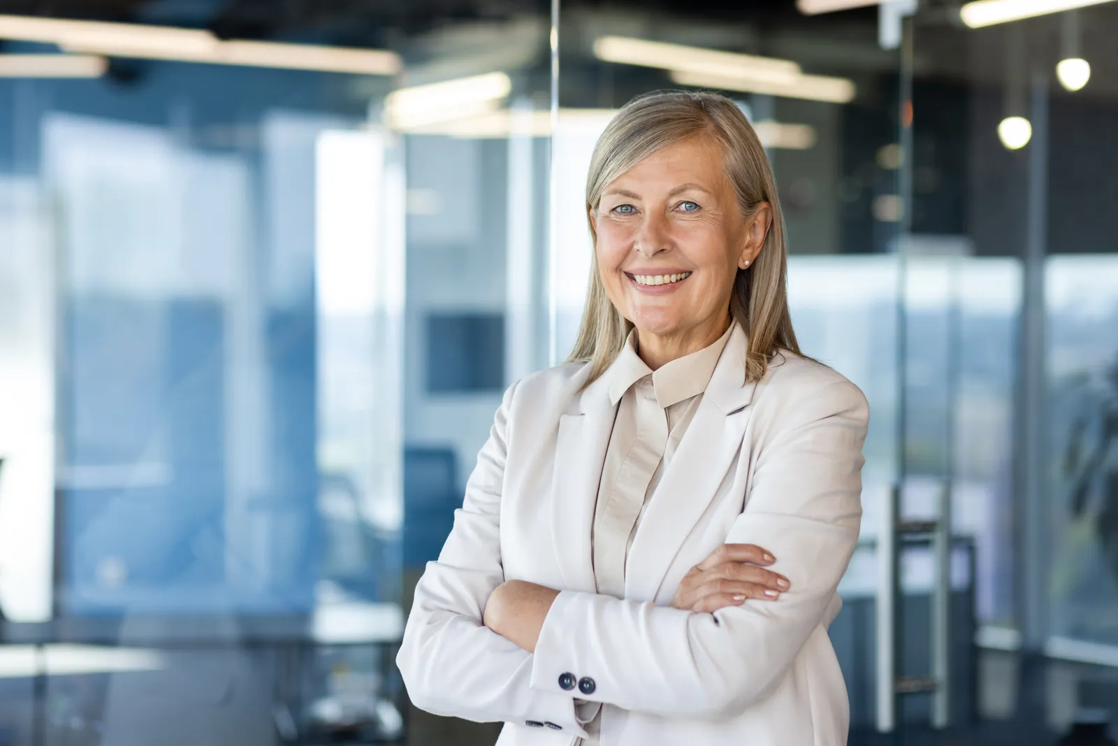 Office Manager Pop-In souriante dans un bureau lumineux