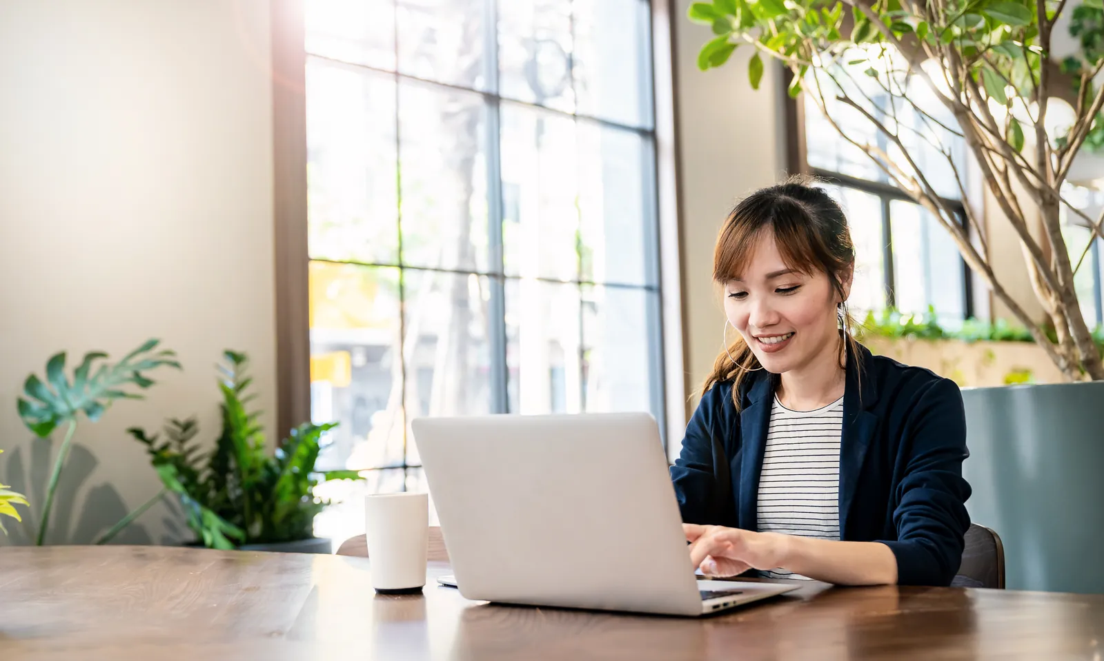 Office Manager au travail dans un bureau lumineux