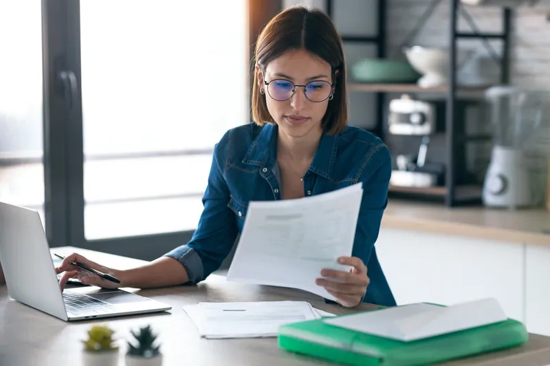 Office Manager traitant des documents administratifs
